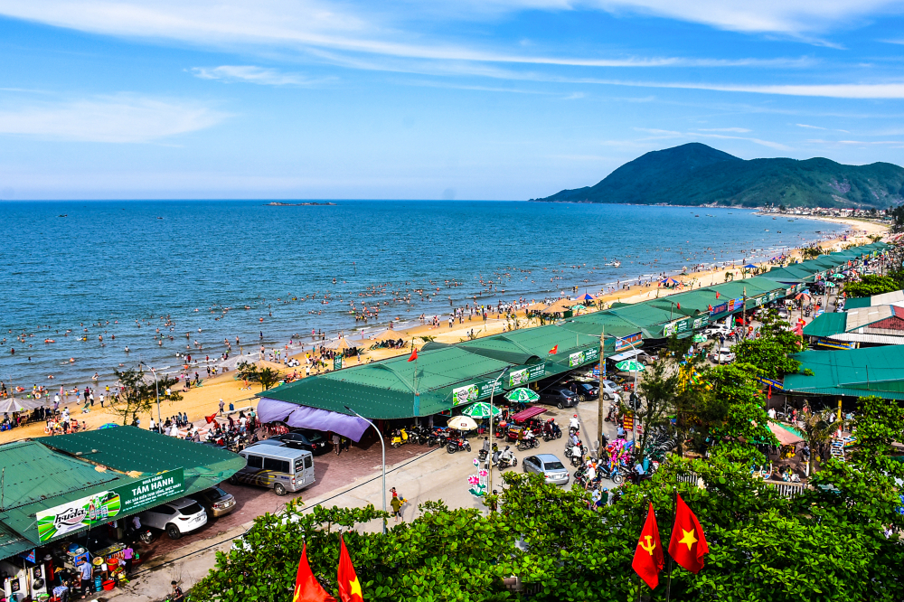 Biển Thiên Cầm nơi in đậm dấu ấn huyền thoại về miền ký ức nơi biển xanh, cát trắng, nắng vàng.
