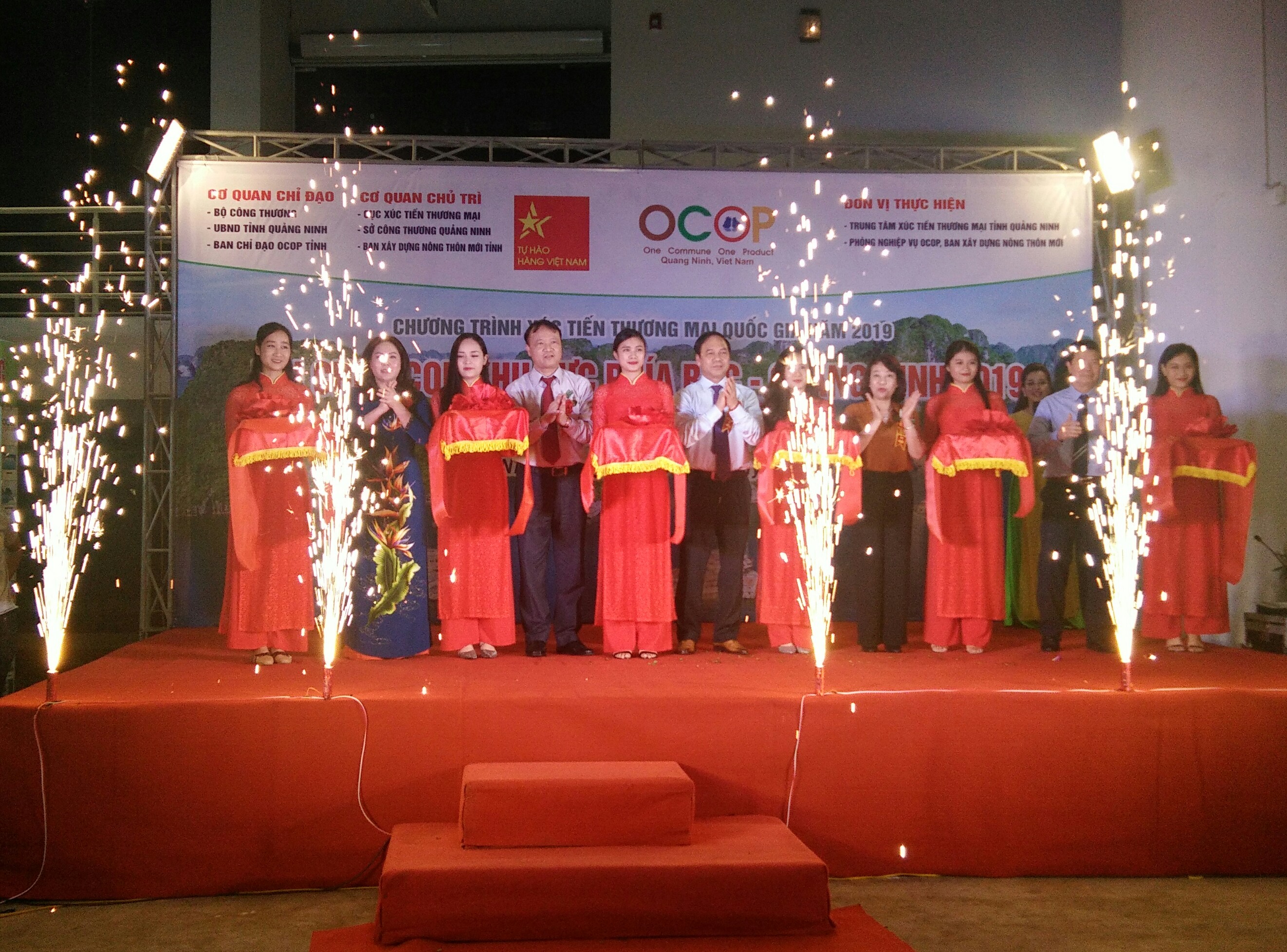 Các đại biểu cắt băng khai mạc hội chợ (Ảnh: Long Quân)