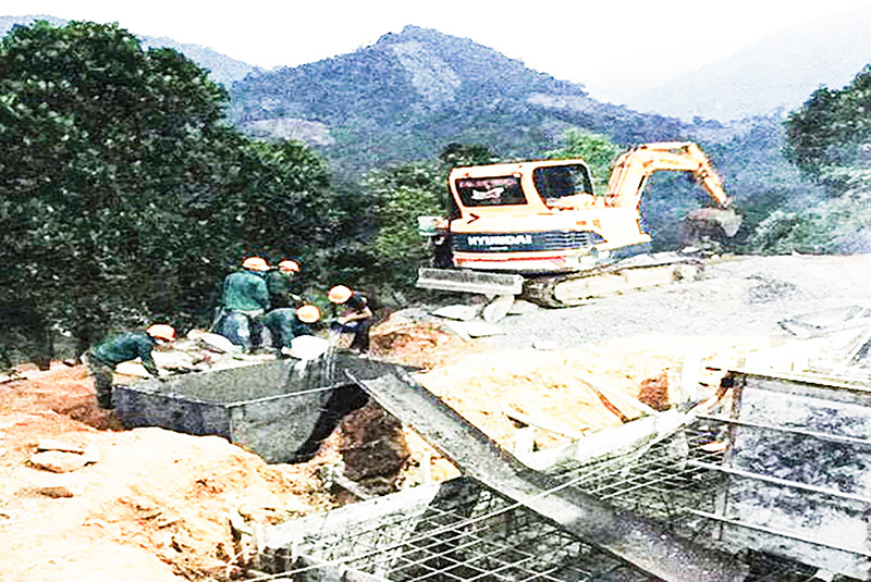 Đổ bê tông bù móng nâng tiết diện đường dây tải điện đoạn qua huyện Đakrông. Ảnh: LK