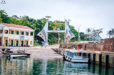 Cổng chào Cồn Cỏ (ảnh Lưu Tuấn Anh)